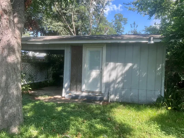 a view of a yard in front of house