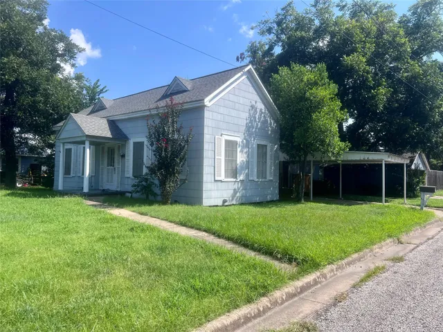 a view of a house with a yard