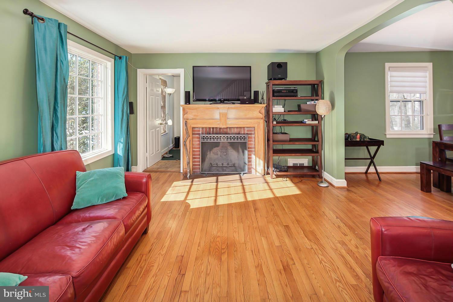 305 Windsor Street Silver Spring, MD 20910 - Photo 2 of 30 Living Room