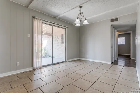 $150,000 | 429 East Lindbergh Boulevard, Universal City, TX 78148