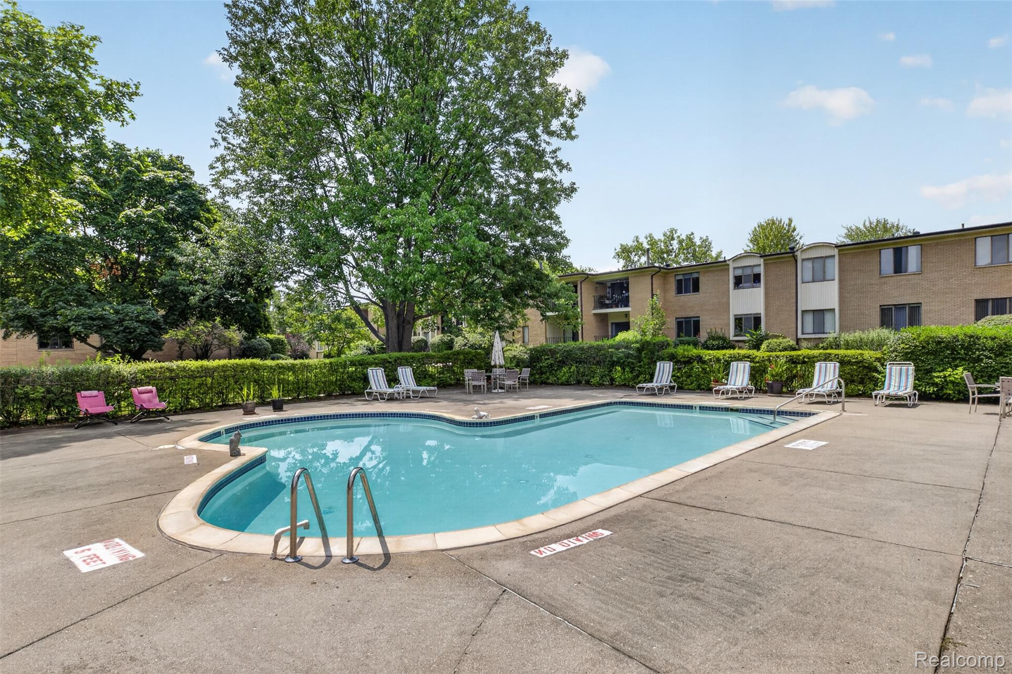 31915 West 14 Mile Road Farmington, MI 48334 - Photo 6 of 47 Outdoor swimming pool with concrete surround