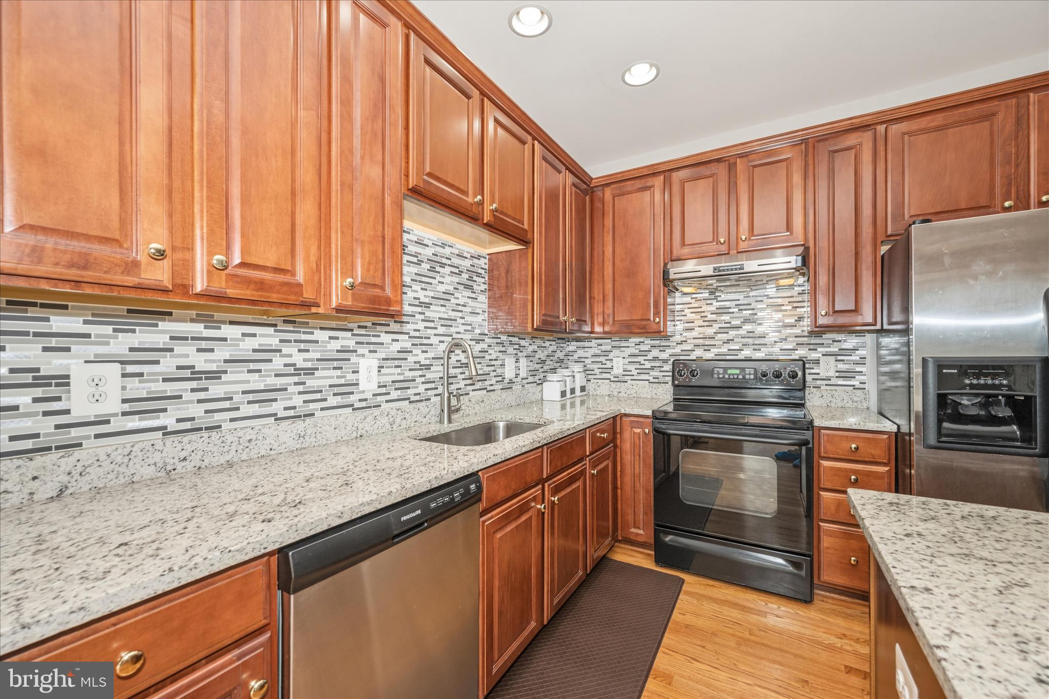 21 Inkberry Circle Gaithersburg, MD 20877 - Photo 18 of 51 a kitchen with stainless steel appliances granite countertop a sink stove and refrigerator