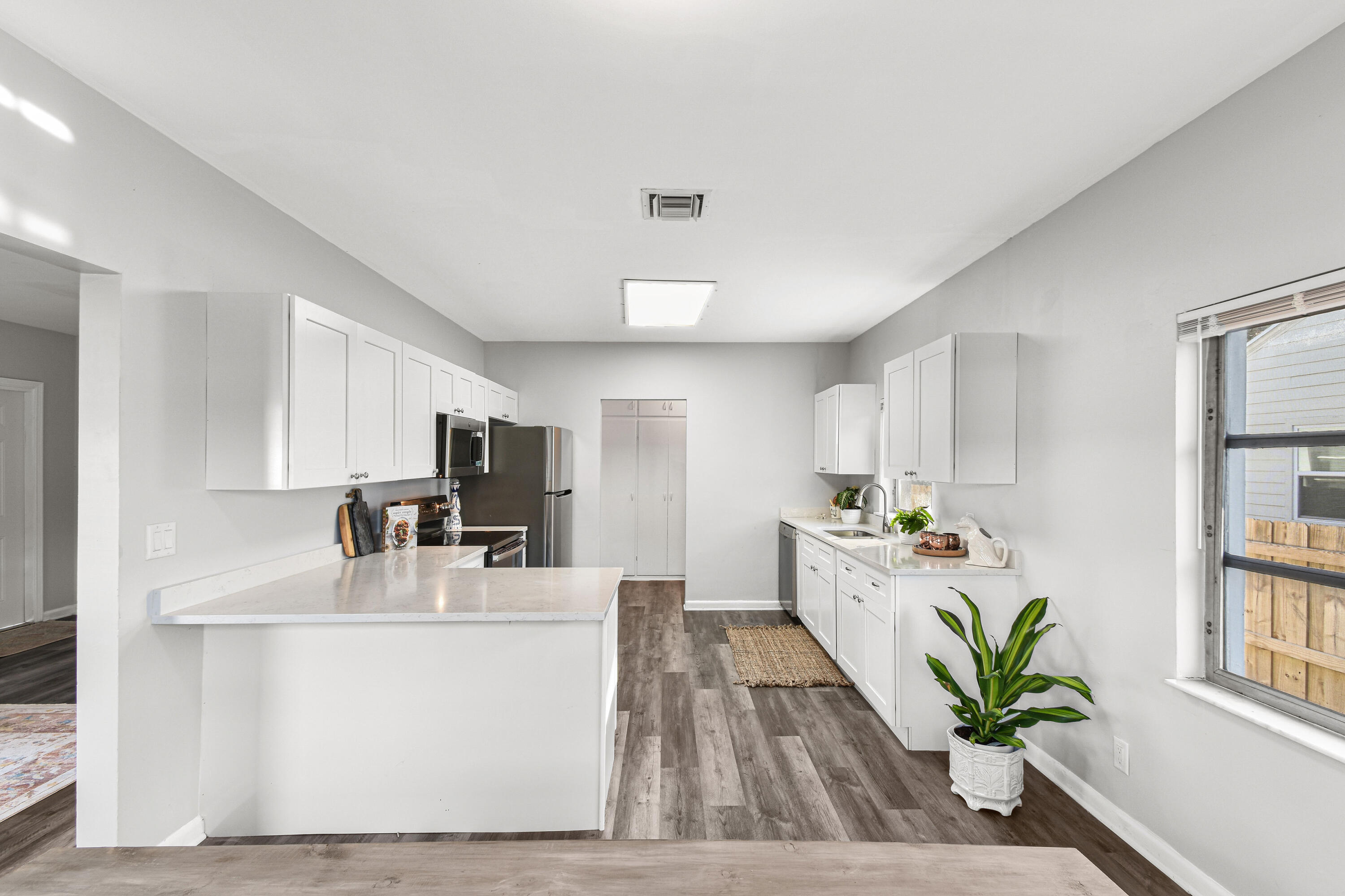 1102 Sunset Road West Palm Beach, FL 33401 - Photo 11 of 37 1102SunsetRd2022_16