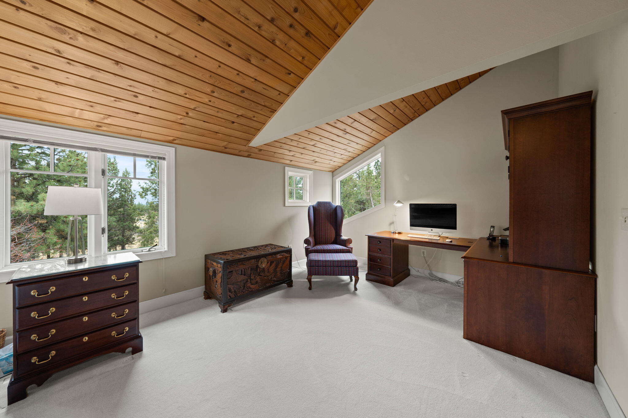 16045 Fox Ridge Circle Sisters, OR 97759 - Photo 12 of 40 Office / Reading Nook in Primary Suite