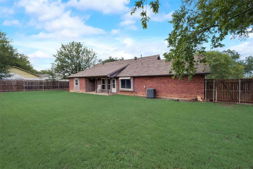 106 South 3rd Avenue Mansfield, TX 76063 - Photo 28 of 30 a view of a yard in front of a house with a large tree