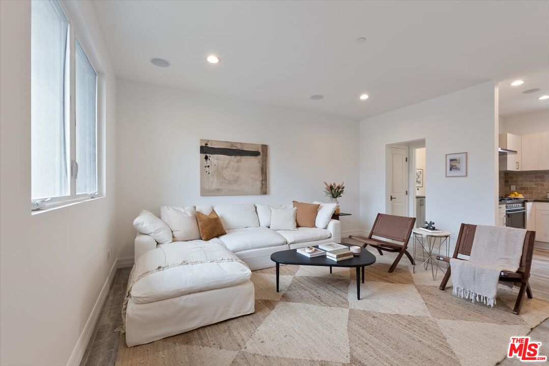 11947 Riverside Drive Valley Village, CA 91607 - Photo 4 of 24