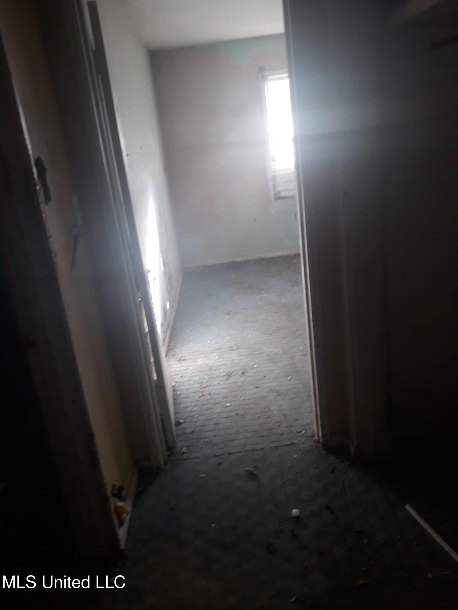 1676 Smallwood Street Jackson, MS 39212 - Photo 3 of 5 1676 smallwood cleaned looking into room