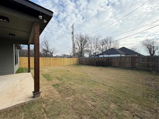 a view of a backyard
