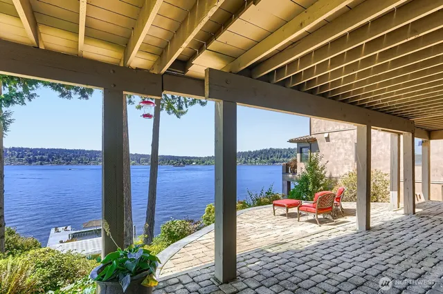 a building outdoor view with a sitting space