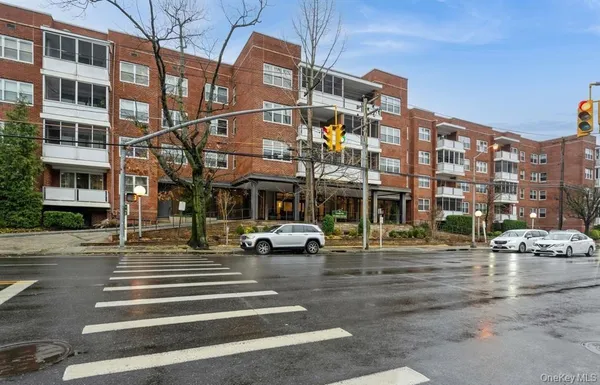 $850,000 | 1 Kensington Gate, Unit 118, Great Neck, NY 11021