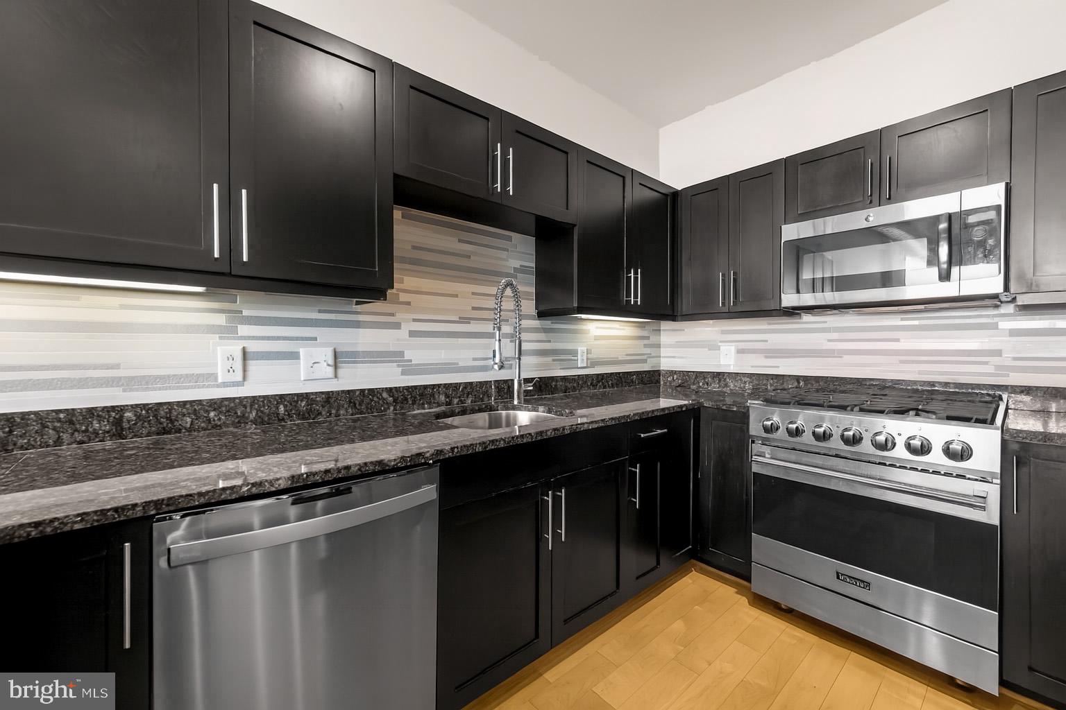 1200 Steuart Street, Unit 912 Baltimore, MD 21230 - Photo 6 of 45 Upscale kitchen w/ Viking features