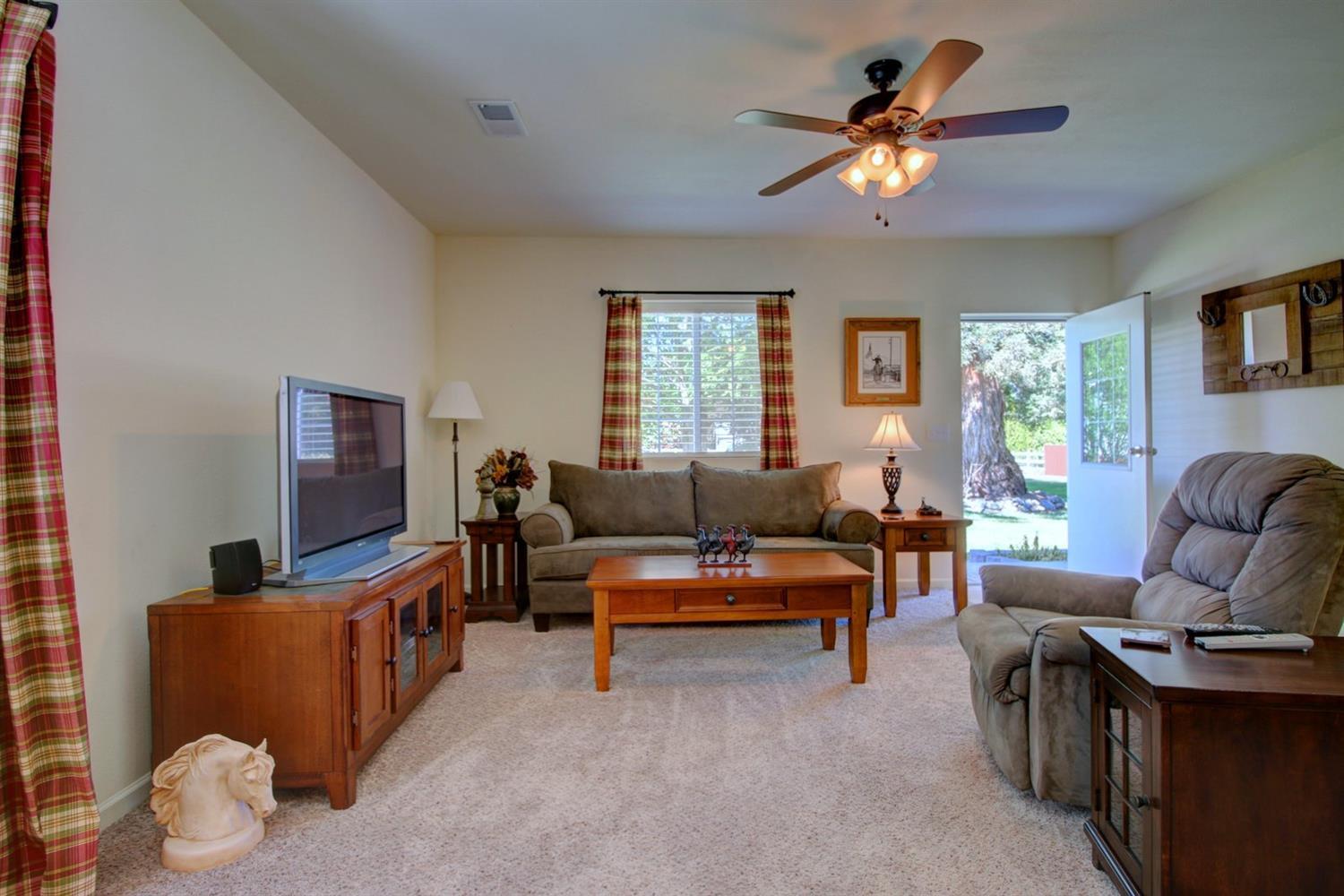 1685 Minear Road Medford, OR 97501 - Photo 30 of 32 Apartment living room with the amazing r