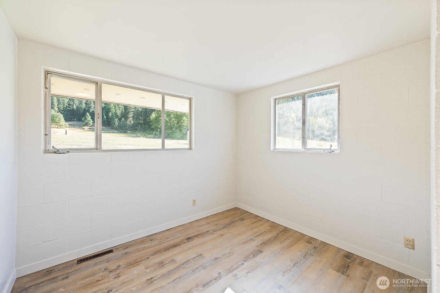 18451 Camp 12 Road Leavenworth, WA 98826 - Photo 18 of 20 an empty room with wooden floor and windows