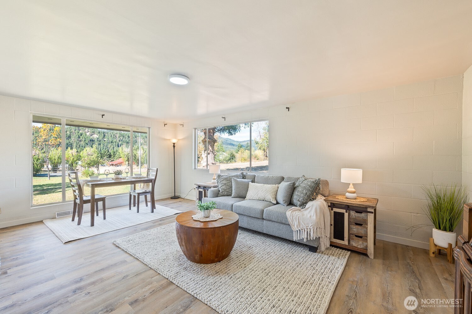 18451 Camp 12 Road Leavenworth, WA 98826 - Photo 7 of 20 a living room with furniture two window and a table