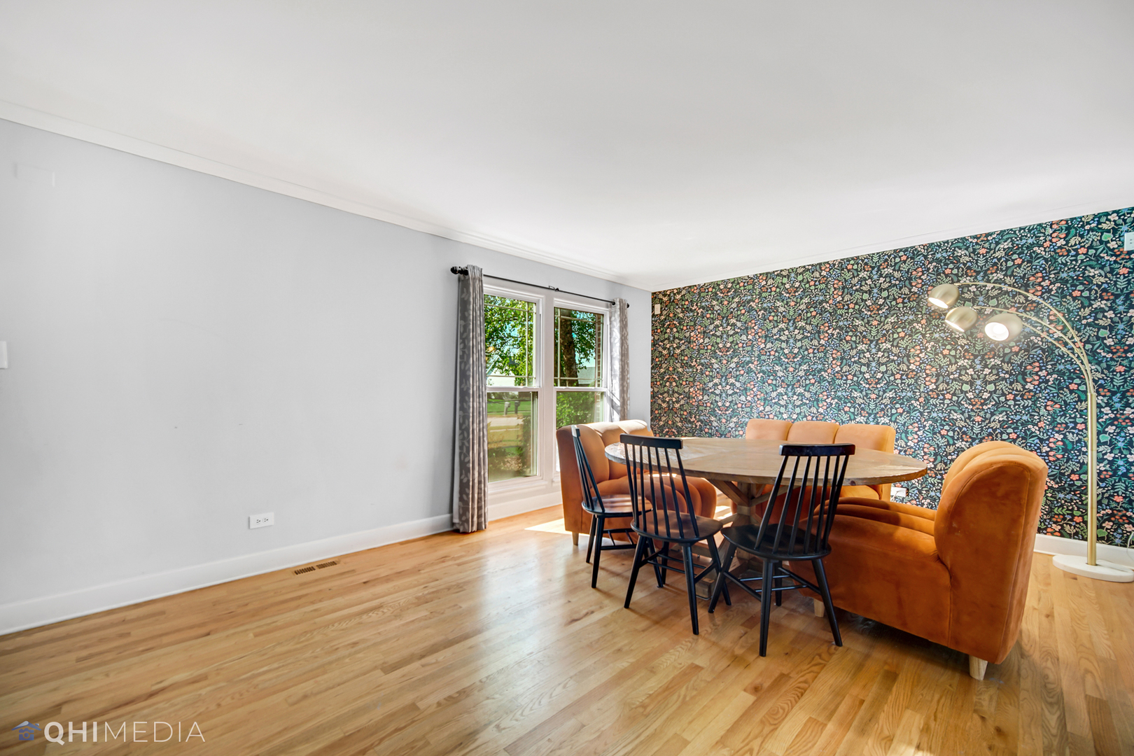 7930 Farmhouse Road Frankfort, IL 60423 - Photo 11 of 24 a view of a dining room with furniture and wooden floor