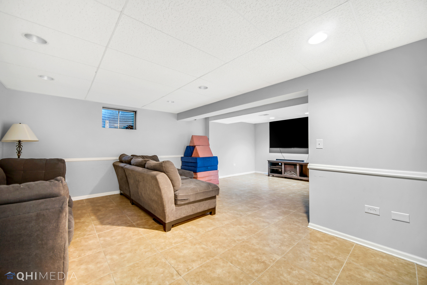 7930 Farmhouse Road Frankfort, IL 60423 - Photo 18 of 24 a living room with furniture and a flat screen tv