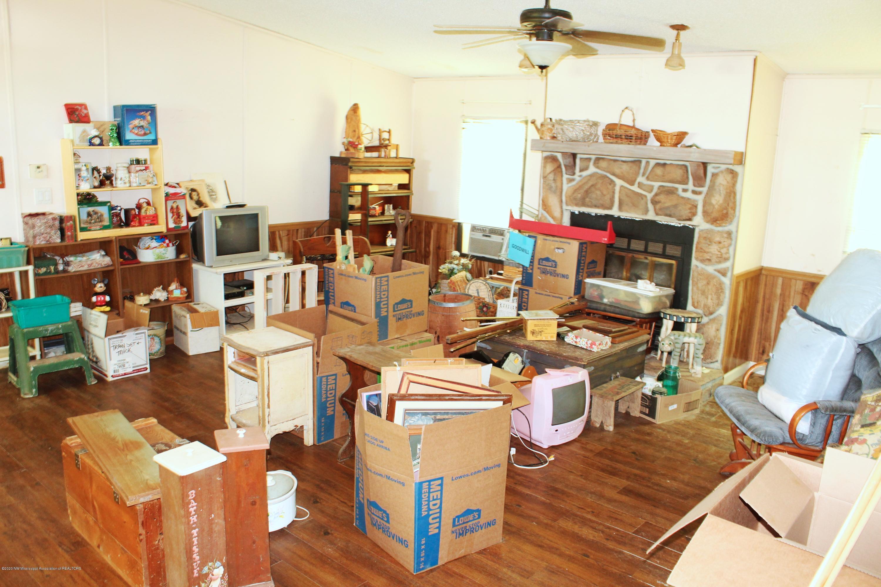 609 Walhill Road Coldwater, MS 38618 - Photo 2 of 10 Living Room