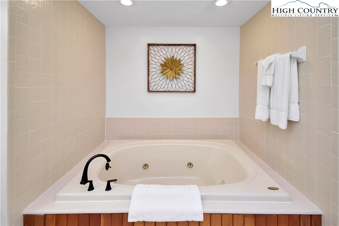 140 Manor View Lane, Unit CASCADES 2 Blowing Rock, NC 28605 - Photo 14 of 25 a bathroom with a bathtub