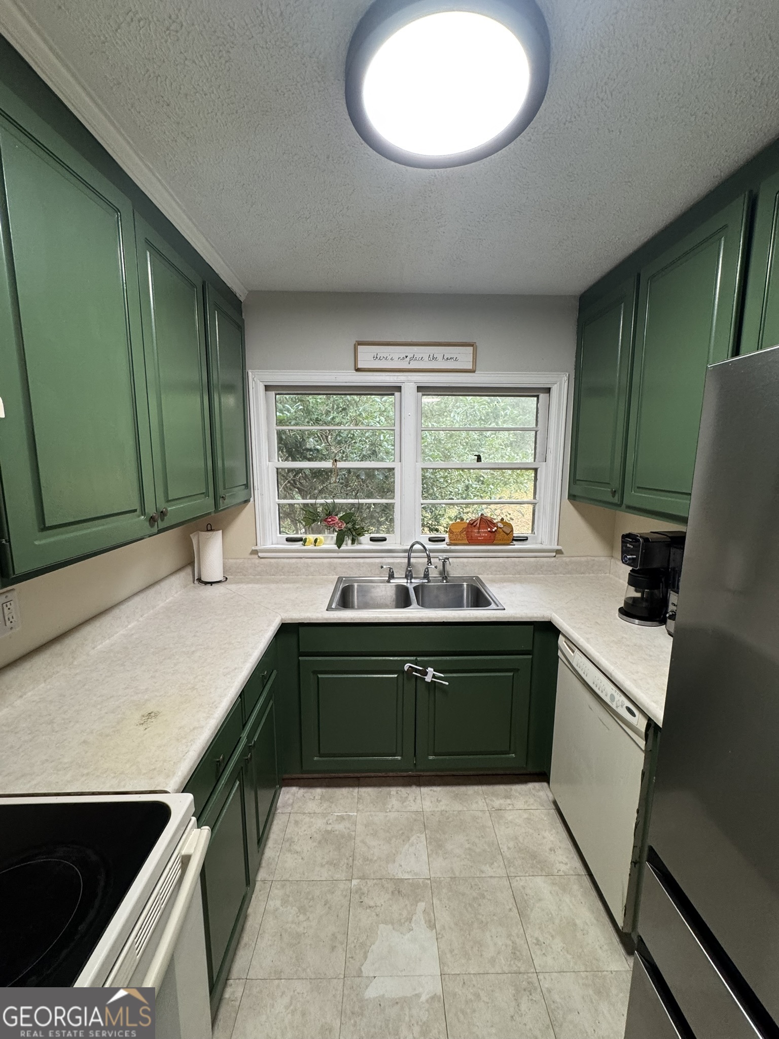 107 Springdale Drive Thomaston, GA 30286 - Photo 14 of 30 a kitchen with stainless steel appliances granite countertop a sink and a stove