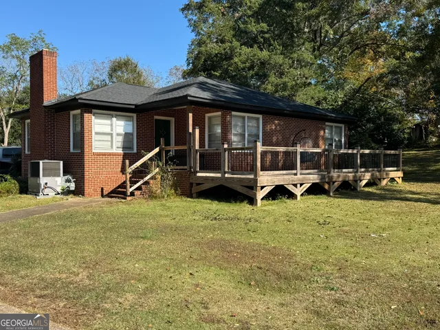 a view of a house with backyard