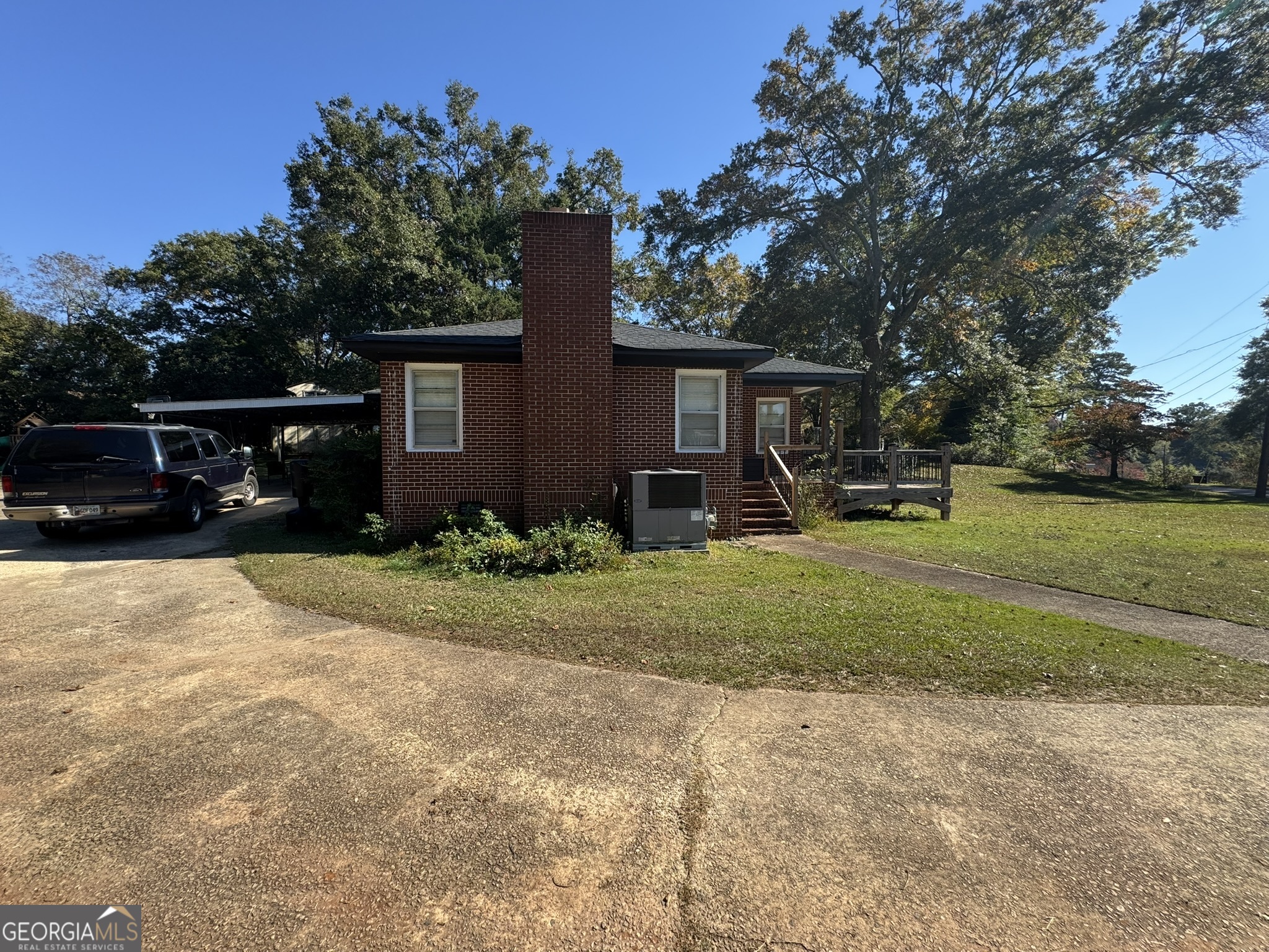 107 Springdale Drive Thomaston, GA 30286 - Photo 4 of 30 a front view of a house with garden