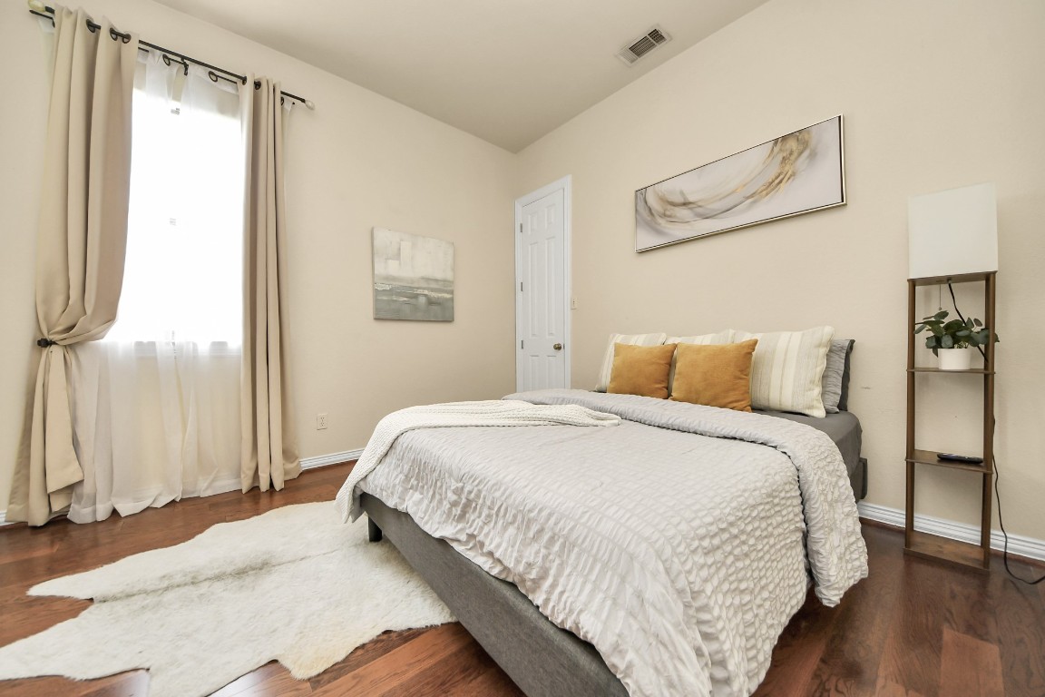 3507 Jackson Street Houston, TX 77004 - Photo 24 of 29 Guest room with private bathroom