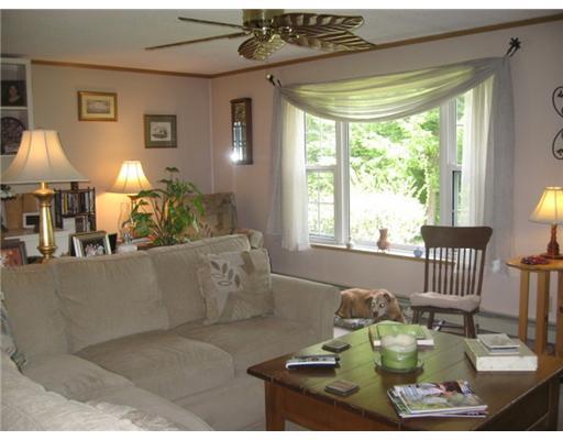 644 Genthner Road Waldoboro, ME 04572 - Photo 8 of 20 Living Room.