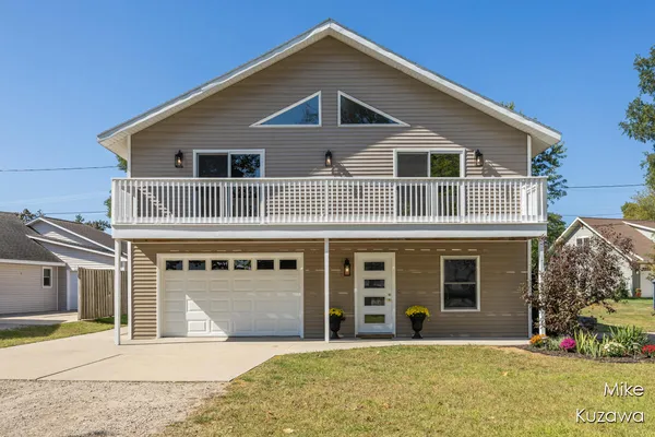 $375,000 | 517 Pine Street, Spring Lake, MI 49456