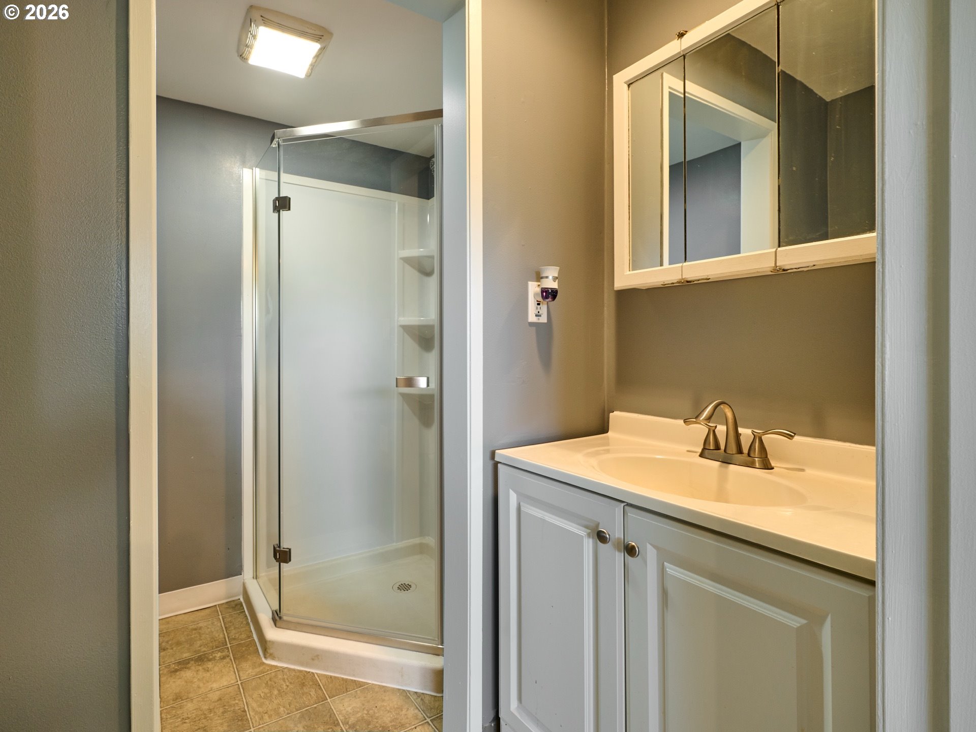 5724 South Anderson Road Aurora, OR 97002 - Photo 21 of 46 Bathroom