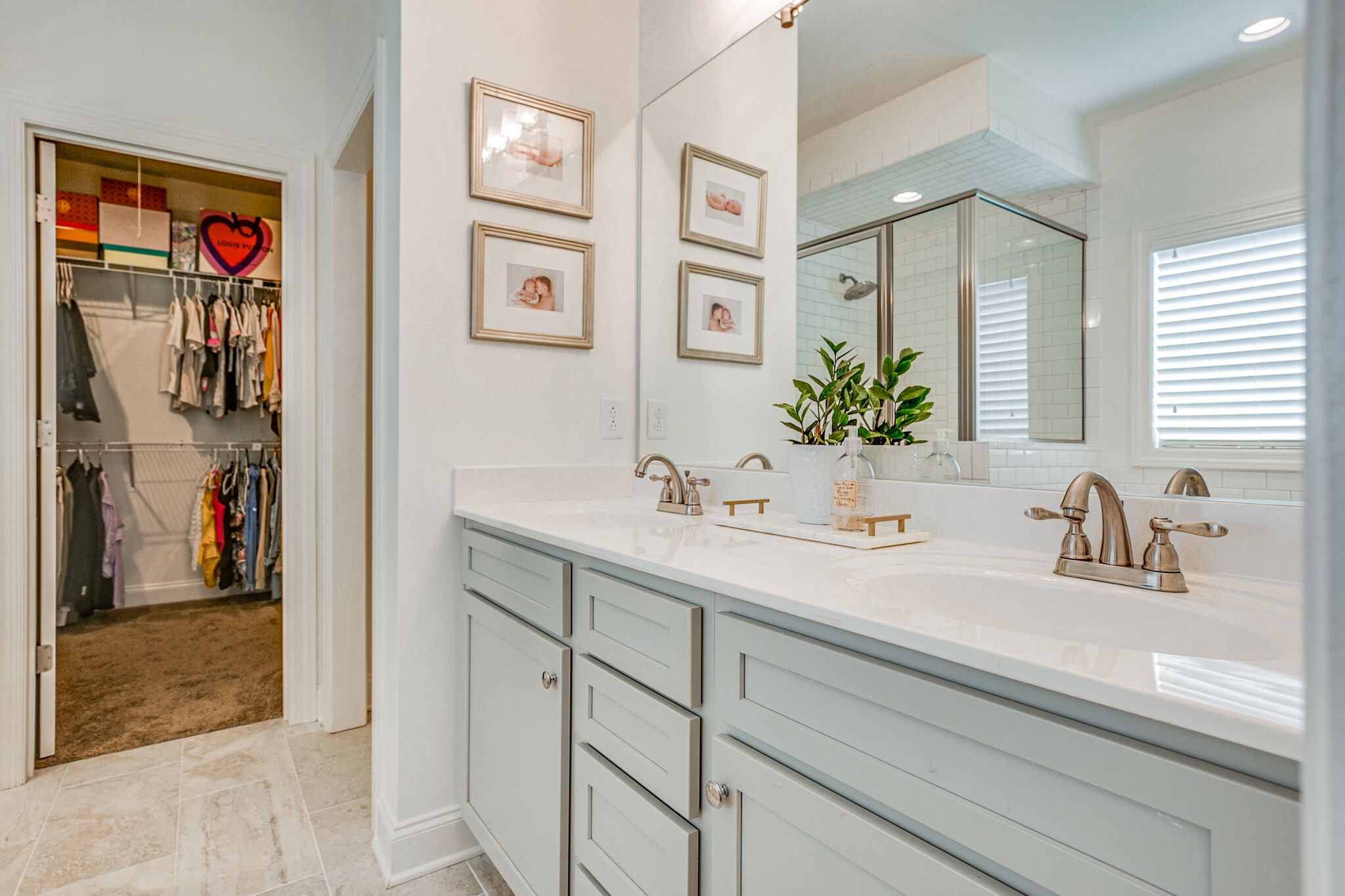 911 Contessa Drive Murfreesboro, TN 37128 - Photo 28 of 42 a bathroom with a sink and a mirror