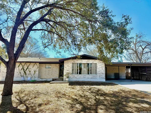 $2,200 | 703 Atkins Avenue, Devine, TX 78016