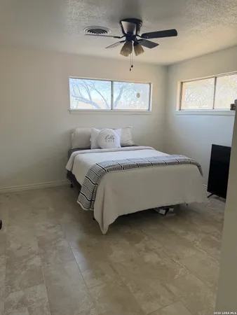 $2,200 | 703 Atkins Avenue, Devine, TX 78016