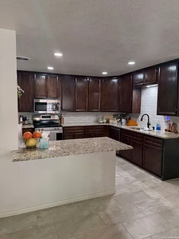 $2,200 | 703 Atkins Avenue, Devine, TX 78016