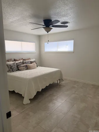 $2,200 | 703 Atkins Avenue, Devine, TX 78016