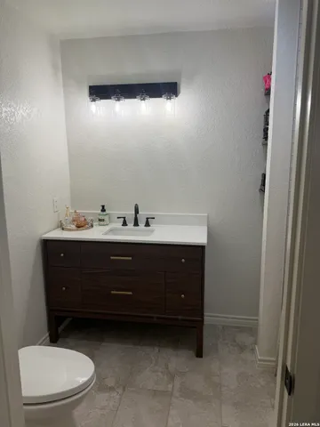 $2,200 | 703 Atkins Avenue, Devine, TX 78016