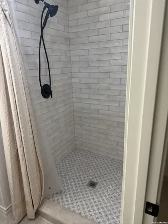 $2,200 | 703 Atkins Avenue, Devine, TX 78016