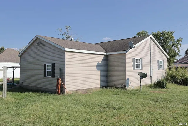 a view of a house with backyard