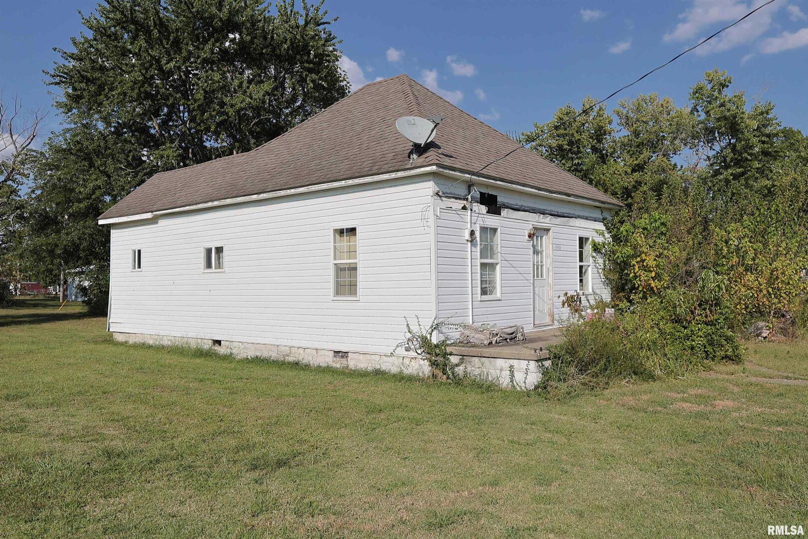 290 West 3rd Street Bonnie, IL 62816 - Photo 5 of 28 front view of a house with a yard
