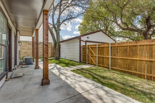 a view of a house with backyard