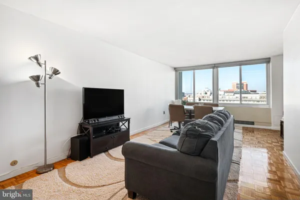 $1,800 | 604-36 South Washington Square, Unit 2106, Philadelphia, PA 19106