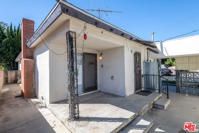 a view of a house with porch