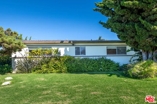 a view of house with garden