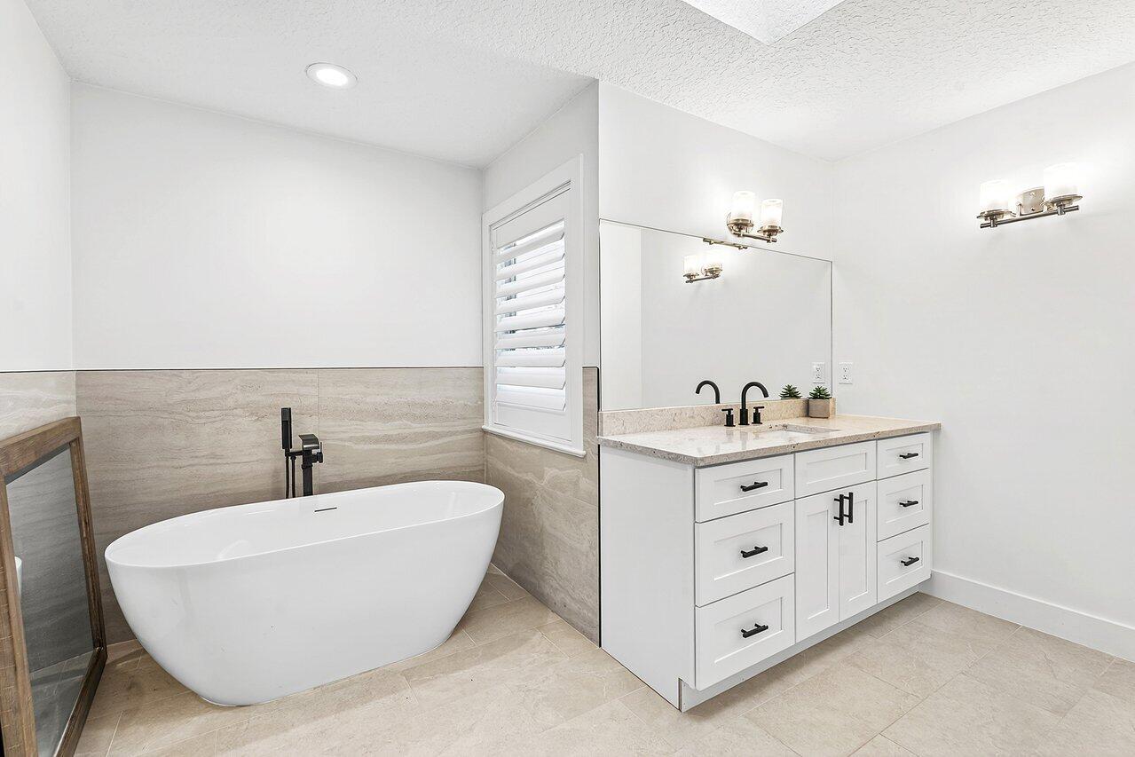 8331 Southeast Quail Ridge Way Hobe Sound, FL 33455 - Photo 15 of 24 Master Bath