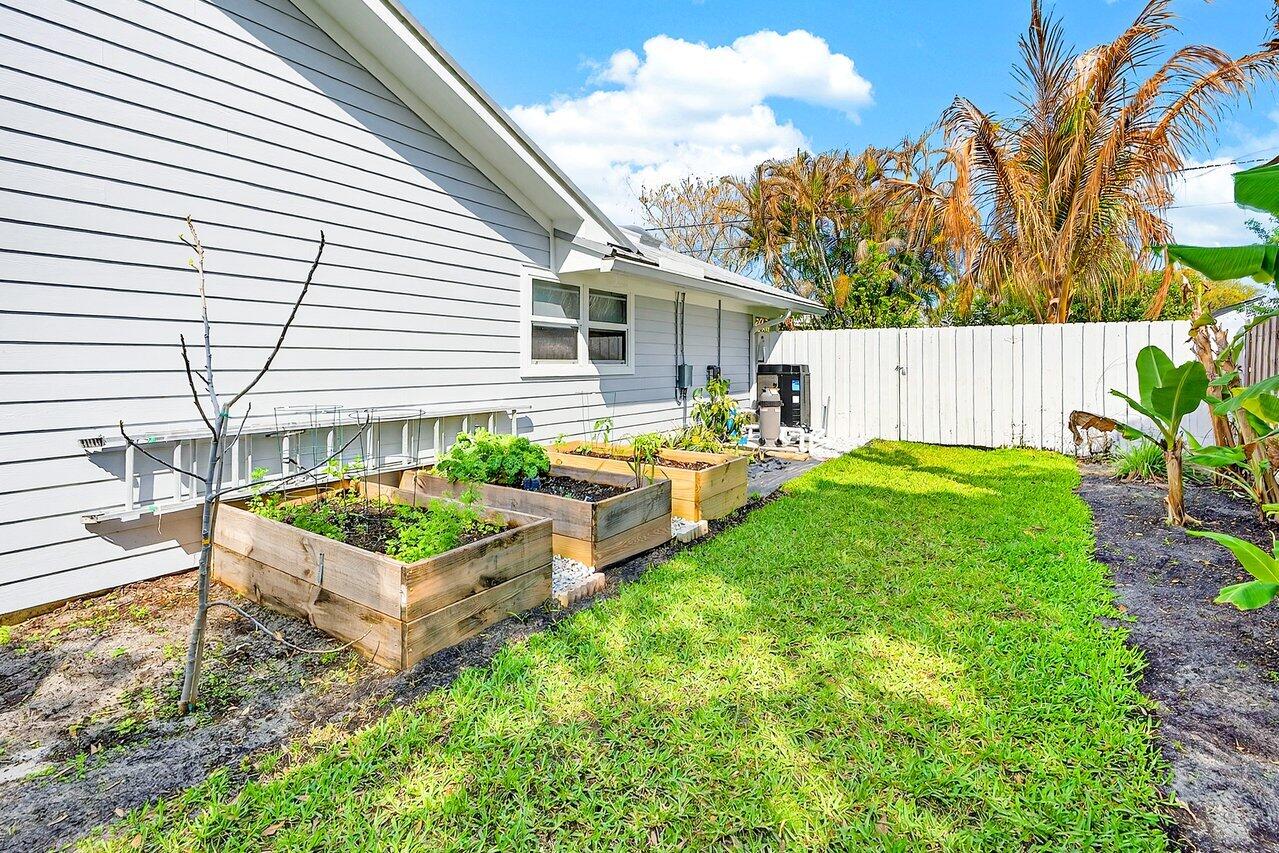 8331 Southeast Quail Ridge Way Hobe Sound, FL 33455 - Photo 20 of 24 Amazing Garden
