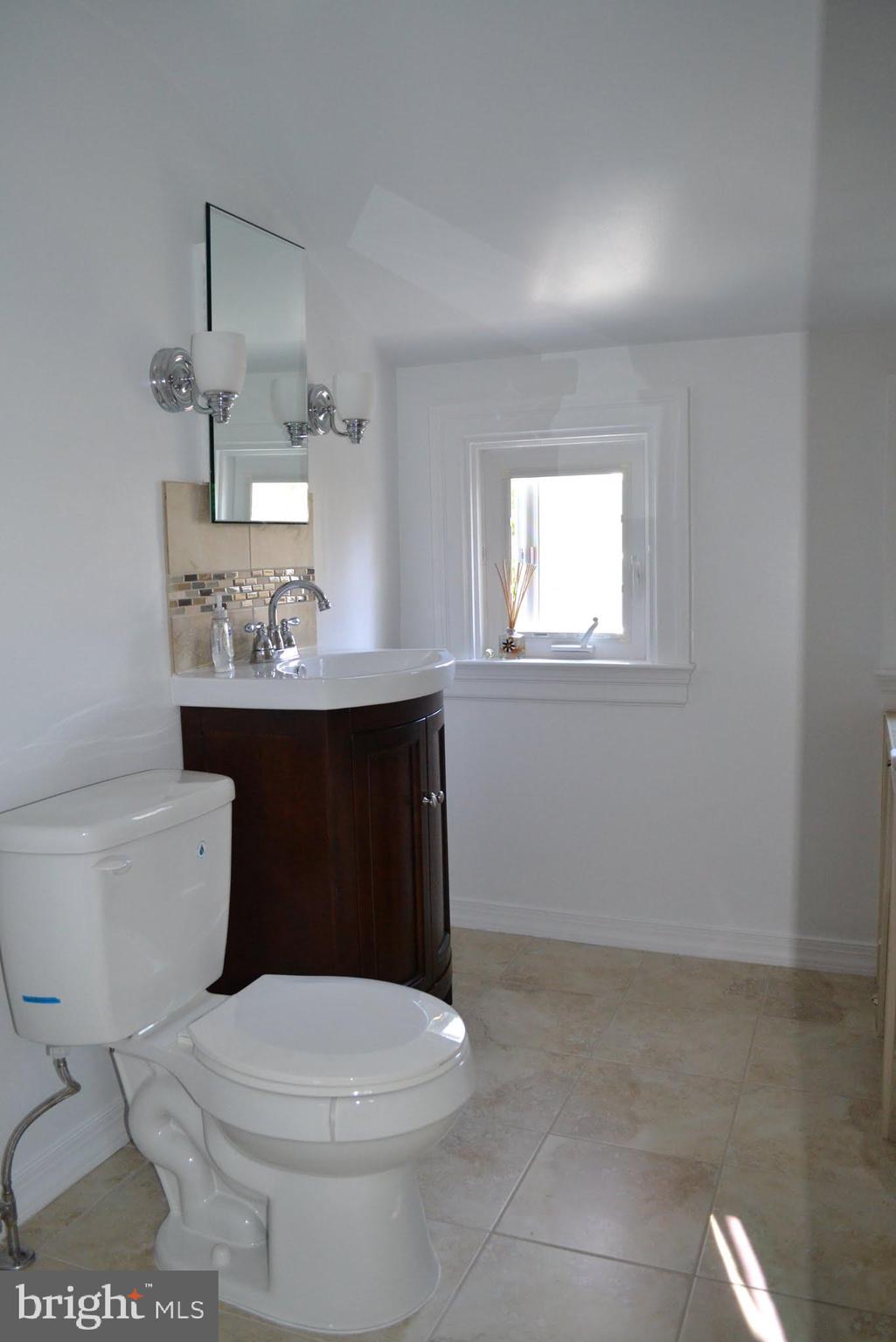 26 Rolling Road Wynnewood, PA 19096 - Photo 15 of 18 Additional full bathroom