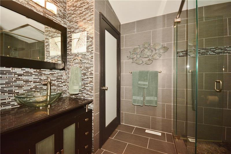 2510 Butler Logan Road Tarentum, PA 15084 - Photo 11 of 25 master bath