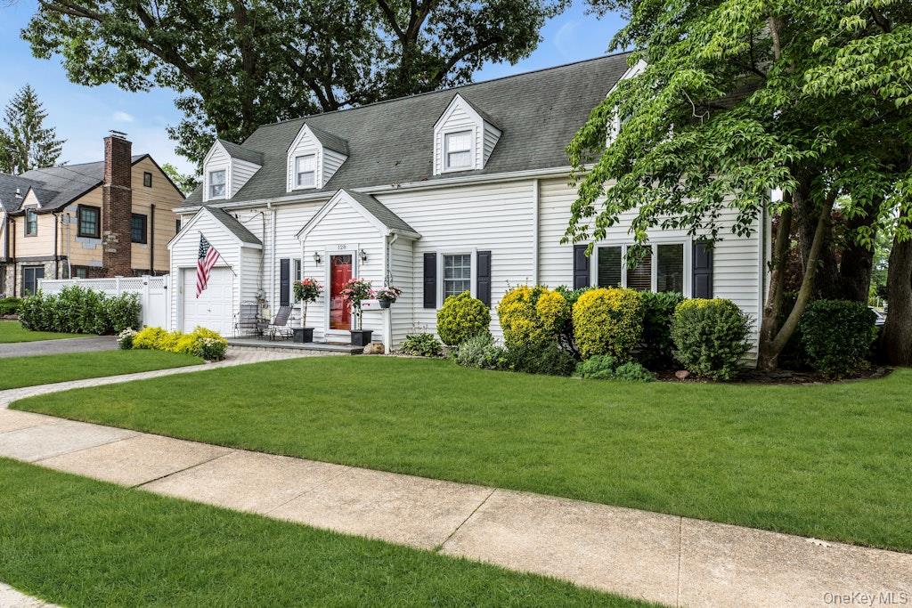 128 Stuart Street Lynbrook, NY 11563 - Photo 3 of 33