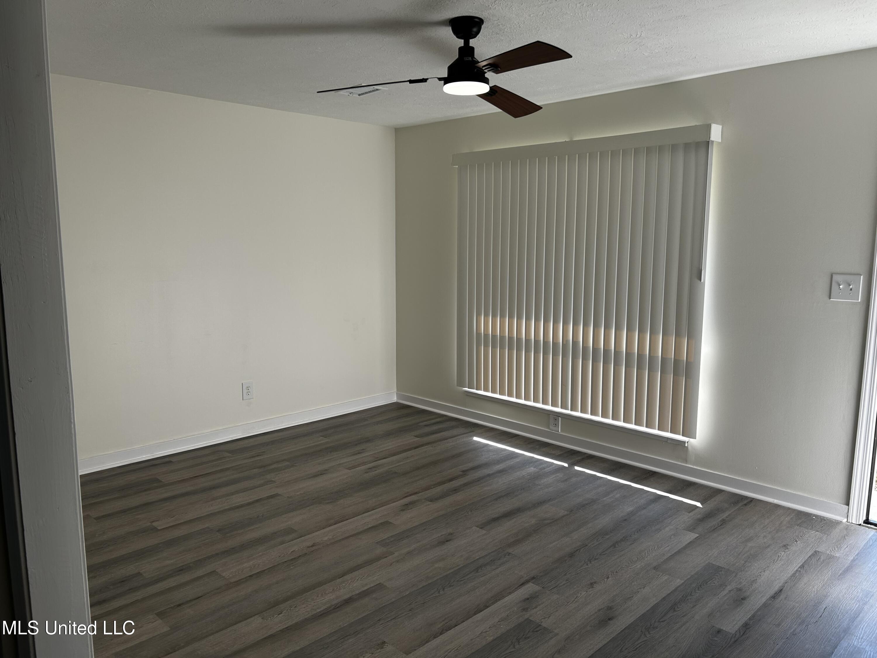 312 Cedars Of Lebanon Road Jackson, MS 39206 - Photo 2 of 6 Living Room
