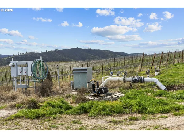 a view of ocean from a bench