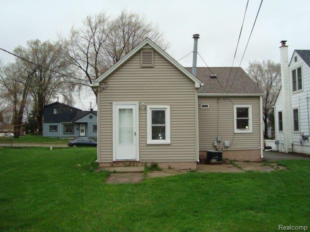 11018 Chapp Avenue Warren, MI 48089 - Photo 4 of 14 FHA Case 261-843200 Rear 2